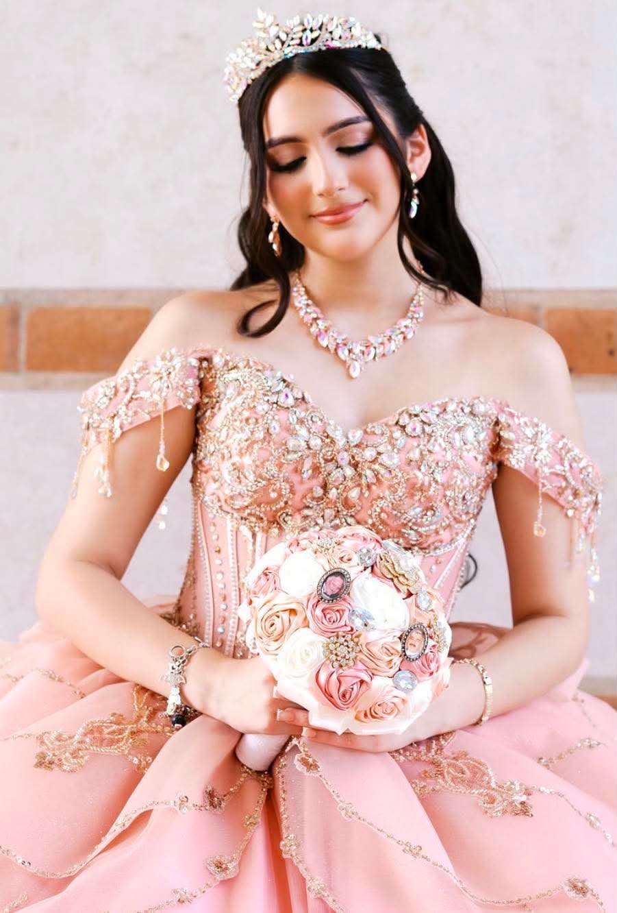 Bouquet with photographs of Sofía Roman’s grandfathers